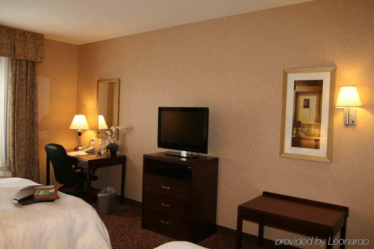 Hampton Inn & Suites By Hilton Edmonton International Airport Ледюк Номер фото